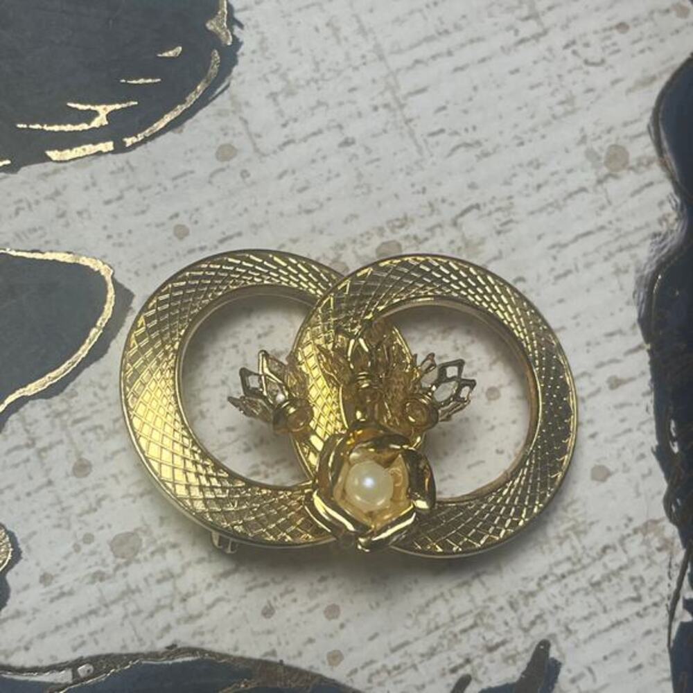 Vintage gold tone double circle flower bouquet faux pearl brooch pin D2